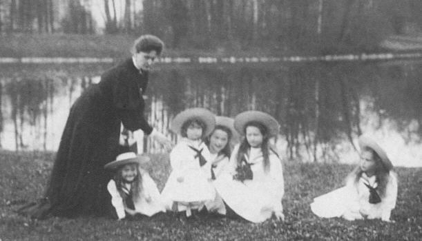 1906alixanaalexeiolgatatianamariealexpalace.jpeg